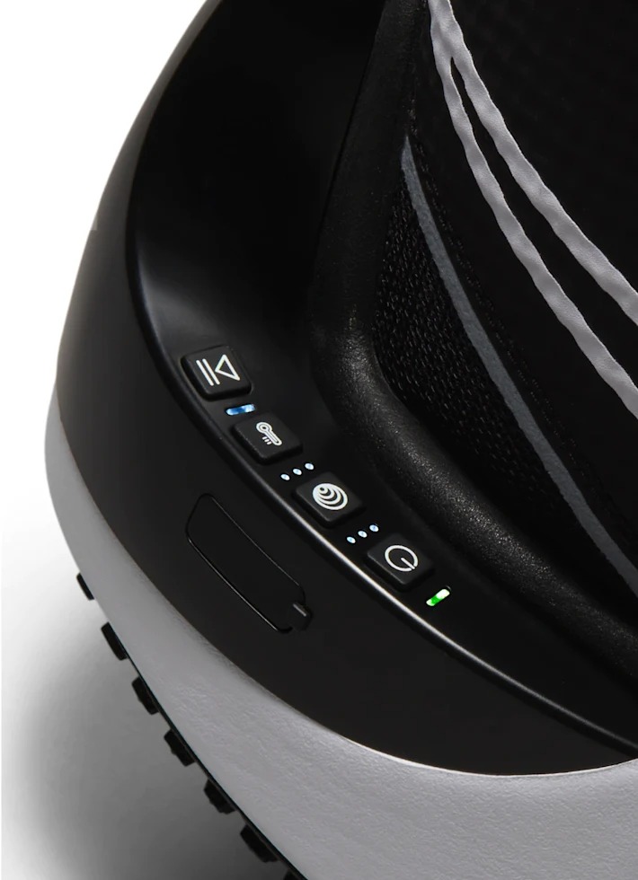 Zapatillas de compresión Nike x Hyperice Hyperboot | Detalle de los botones de control del Hyperboot